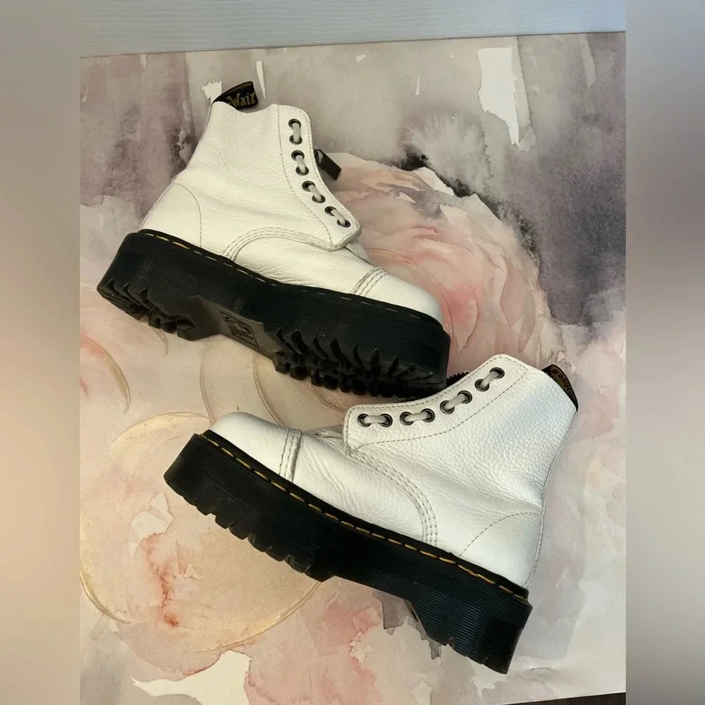 ! Dr. Martens SINCLAIR MILLED LEATHER PLATFORM BOOTS MSRP$250 in white